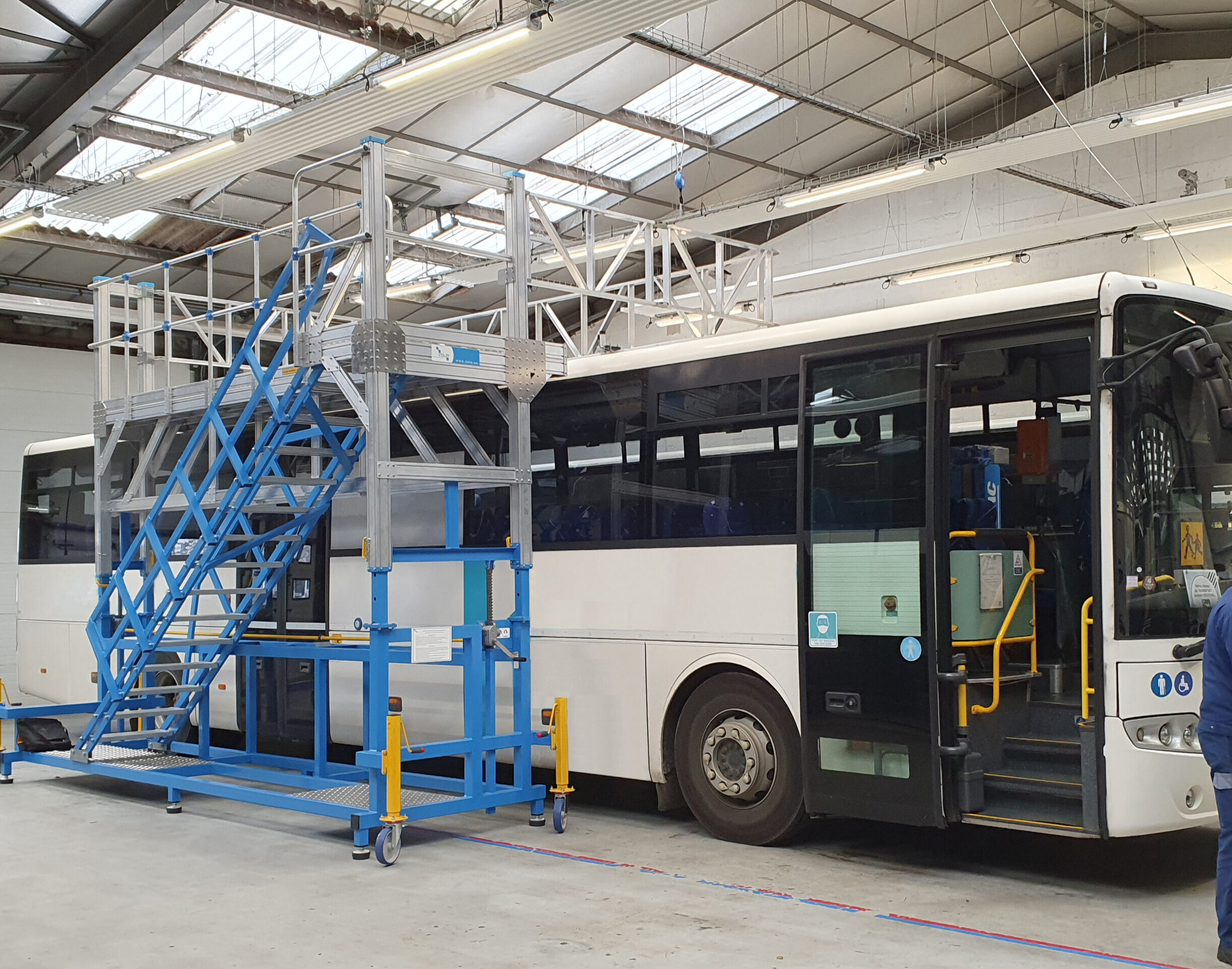 2001559 – Roof access platform for buses